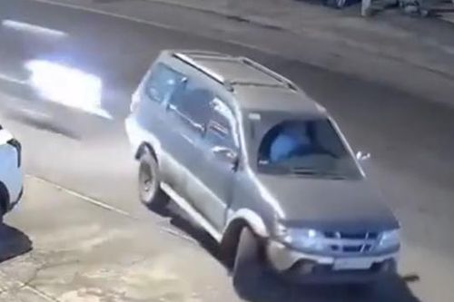Xe máy húc thẳng đuôi ô tô đang lùi từ vỉa hè xuống đường, tài xế thương nặng