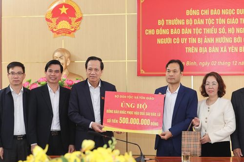 Bộ trưởng Đào Ngọc Dung tặng quà cho các gia đình bị ảnh hưởng bởi bão số 11 ở Lạng Sơn