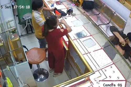 Thanh niên cướp vàng ở Thủ Đức dùng dao dọa tự tử khi bị vây bắt