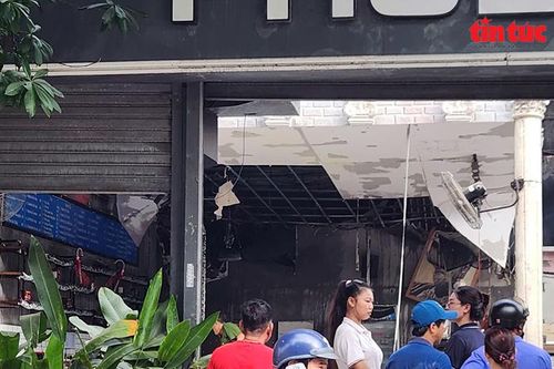 Cháy quán cà phê trong khu dân cư Vĩnh Lộc, khách hoảng hốt tháo chạy