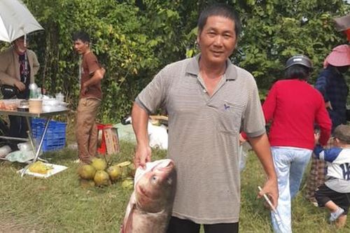 Hằng trăm người đổ về nơi đặc biệt này bắt cá 'khủng' 30 kg