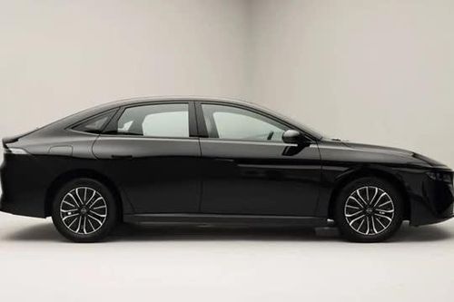 Xe sedan Nissan 'uống xăng như ngửi', giá hơn 370 triệu, so kè với Toyota Camry