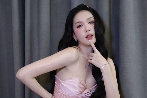 Ngọc Trinh diện váy bó sát ngắn cũn, khoe sắc vóc căng tràn ở tuổi U40