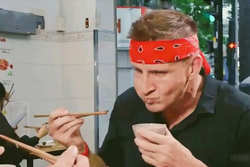 Khách Tây tò mò thử món ăn 'tệ nhất Việt Nam', tuyên bố 1 câu chấn động