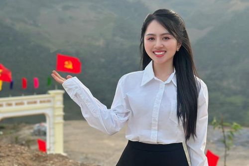 Thời trang trẻ trung như sinh viên của con dâu Mailisa
