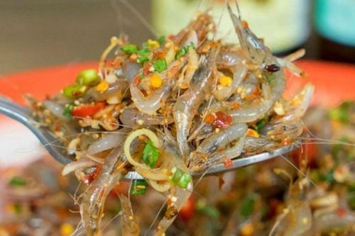 Món ăn gây 'khiếp vía' là đặc sản, nhai nguyên con còn sống, nghe bật tanh tách trong miệng