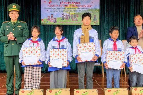 Thi vẽ tranh 'Người lính em yêu' tại xã biên giới Nà Hỳ