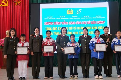 Cụm thi đua số 3 Công an tặng quà cho phụ nữ và trẻ em khó khăn ở Cao Bằng