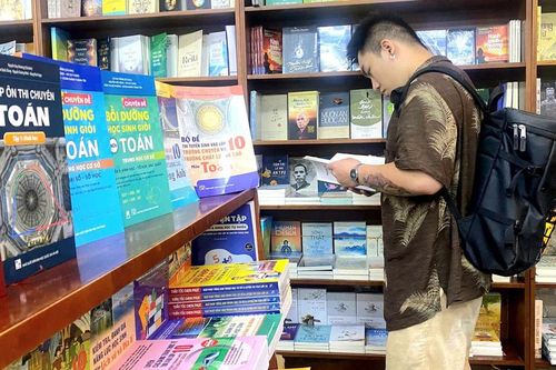 Nhà sách đóng cửa - Bài cuối: Giữ cảm giác cầm cuốn sách giấy trên tay