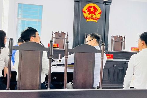 Tòa xác nhận cha con nhưng không đồng ý cho người cha nuôi con