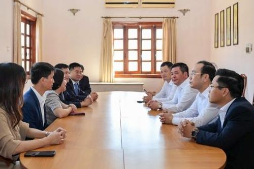 Bộ trưởng Nguyễn Hồng Diên làm việc với Thương vụ Việt Nam tại Lào