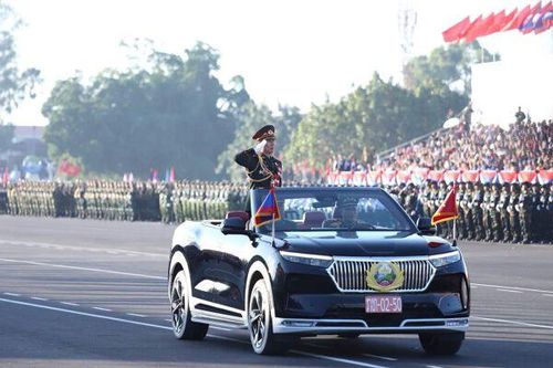 Xe điện Việt Nam nổi bật tại lễ diễu binh, diễu hành kỷ niệm Quốc khánh Lào