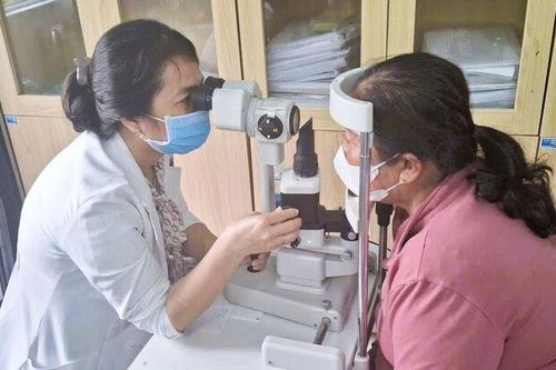 Khám mắt, cấp thuốc miễn phí cho 200 người dân xã Tây Phú