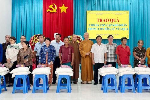 Trao 600 suất quà cho hộ dân tại các xã Châu Phong, Nhơn Hội và Vĩnh Xương