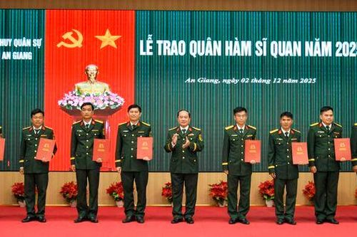 Bộ Chỉ huy Quân sự tỉnh An Giang trao quân hàm và nâng lương sĩ quan