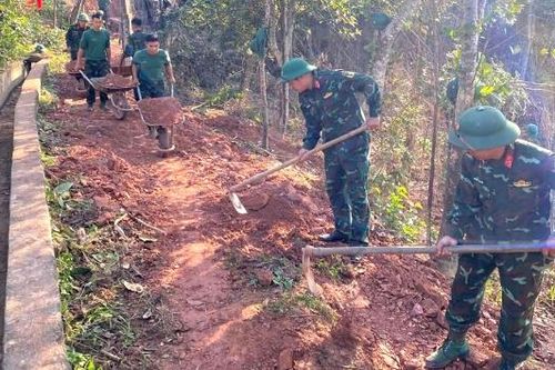 Trung đoàn 2 hành quân dã ngoại giúp Nhân dân xã Tiên Lục và Mỹ Thái