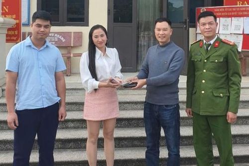 Công an xã Trường Sơn nhanh chóng trao trả ví tiền có 25 triệu đồng cho người đánh rơi