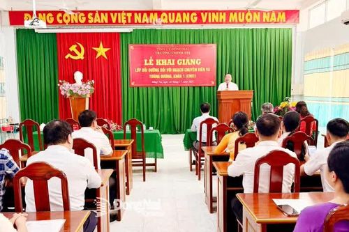 Khai giảng lớp bồi dưỡng ngạch chuyên viên và tương đương cho 51 học viên