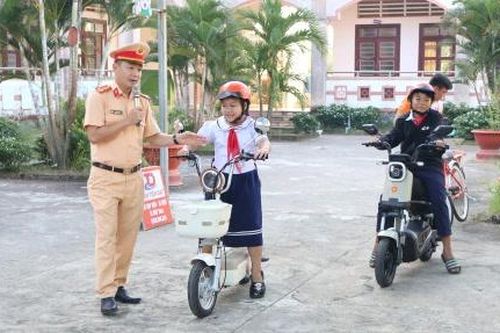 Hướng dẫn lái xe an toàn cho học sinh xã Mỹ Quí