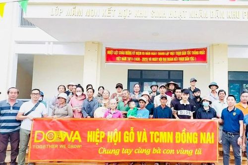Tặng quà trẻ mầm non, người dân gặp khó khăn do bão lũ