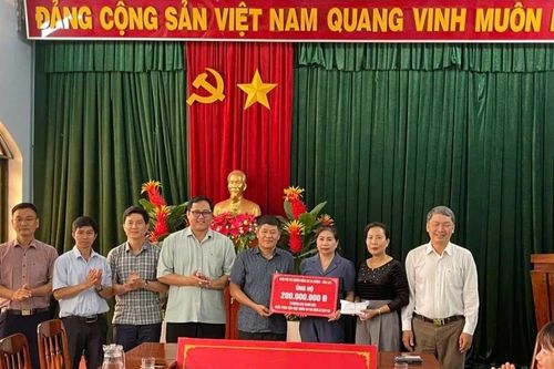Xã Ia Băng hỗ trợ phường Quy Nhơn Bắc 400 triệu đồng để khắc phục hậu quả thiên tai