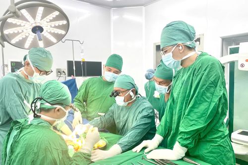 Bệnh viện Đa khoa Khánh Hòa phối hợp với chuyên gia khám, phẫu thuật các bệnh lý về cơ, xương, khớp