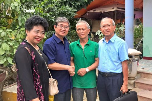 Hội Cựu giáo chức tỉnh Khánh Hòa thăm, tặng quà hội viên bị thiệt hại do mưa lũ