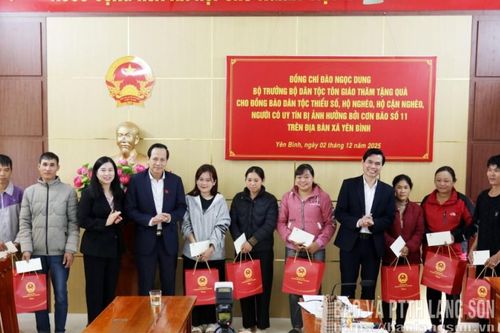 Bộ trưởng Bộ Dân tộc và Tôn giáo thăm, tặng quà đồng bào bị ảnh hưởng bão số 11 tại Lạng Sơn