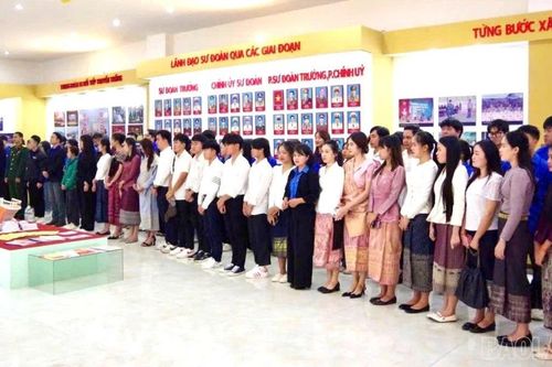 Đoàn trường Cao đẳng Nghề Yên Bái tổ chức cho sinh viên Lào tham quan Sư đoàn 355