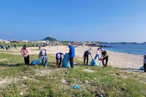 Nông dân Phú Quý tích cực tham gia bảo vệ môi trường
