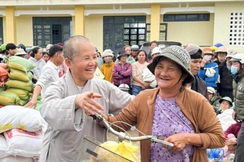 Hơn 2.500 phần quà được trao cho bà con vùng lũ tại các tỉnh