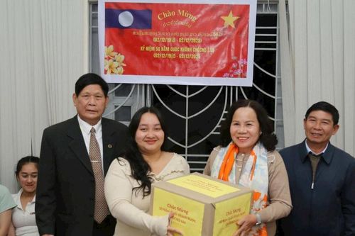 Hội Hữu nghị Việt Nam - Lào tỉnh Lâm Đồng thăm, tặng quà sinh viên Lào