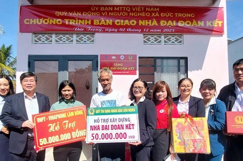 Bàn giao nhà Đại đoàn kết cho hộ nghèo ở Đức Trọng