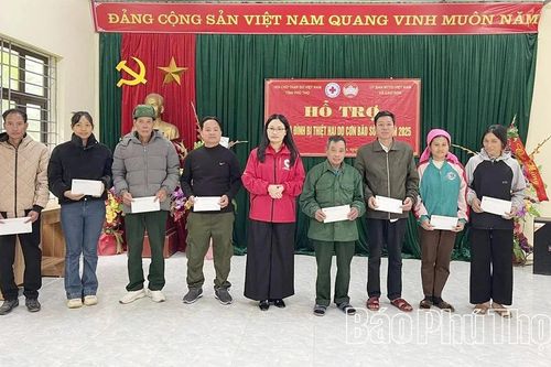 Trao 103 suất quà cho các hộ dân bị ảnh hưởng bởi cơn bão số 10