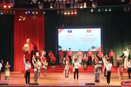 Sôi nổi hoạt động chào mừng kỷ niệm 50 năm Quốc khánh nước CHDCND Lào