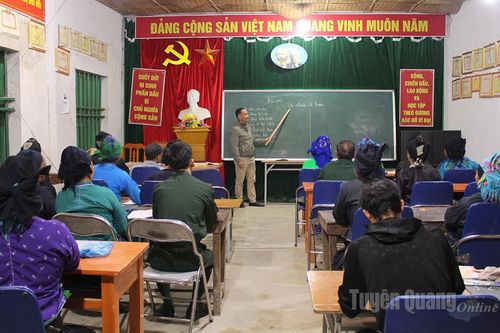 Lớp xóa mù chữ trên non cao