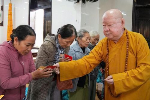 Ban Từ thiện xã hội Báo Giác Ngộ và Quan Âm tu viện trao quà đến bà con ảnh hưởng bão lũ