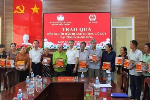Đoàn công tác Cục Thuế thăm hỏi, tặng quà bà con vùng lũ lụt tại Khánh Hòa