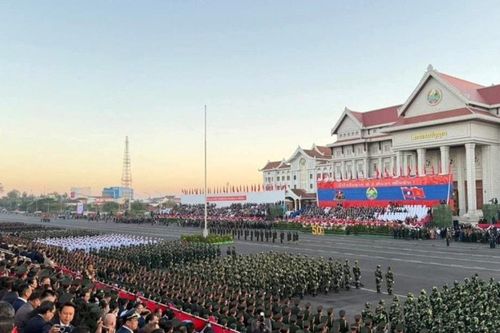 Lào kỷ niệm 50 năm Quốc khánh với lễ diễu binh, diễu hành quy mô lớn