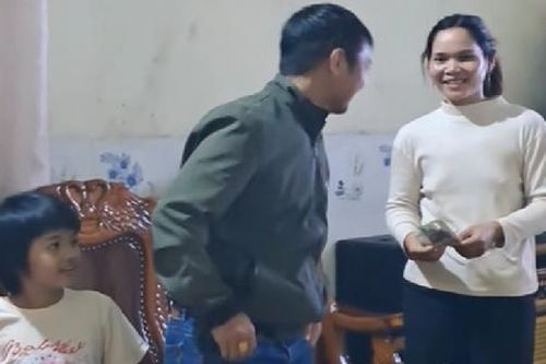 Vụ cha xích con trong phòng để đi làm: Hai cháu đã được giao cho bà ngoại chăm sóc