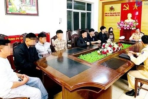 Xử lý nhóm 'quái xế' bốc đầu xe, livestream trên mạng xã hội