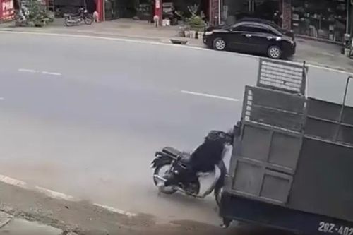 Xe máy lao vào đuôi ô tô tải
