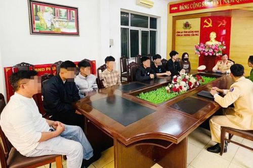 Công an triệu tập nhóm thanh thiếu niên 'bốc đầu xe' livestream trên mạng