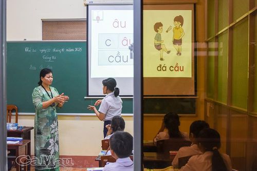 Cô giáo dạy trẻ khiếm thính bằng ngôn ngữ trái tim