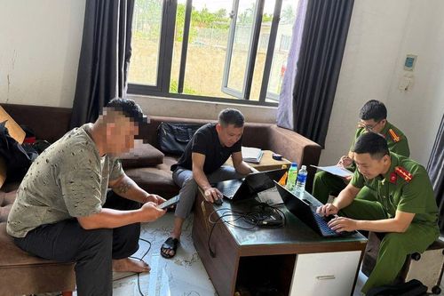 Vụ cha xích chân con trong căn phòng bẩn thỉu, ngập rác: Người cha tiết lộ lý do bất ngờ