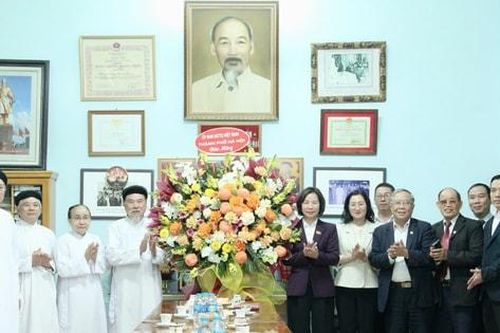 Đồng chí Bùi Huyền Mai thăm, chúc mừng Họ đạo Cao Đài Thủ đô Hà Nội