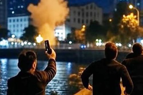 Gã trai kéo theo đồng bọn nổ 3 phát súng, đuổi đánh 'tình địch' rồi cướp tài sản tẩu thoát