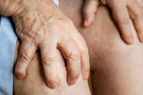 Làm gì để giảm đau nhức xương khớp khi trời lạnh?