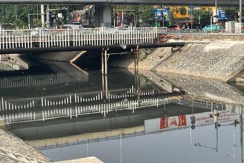Nước sông Tô Lịch bất ngờ chuyển màu đen đặc