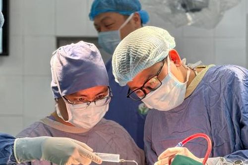 Áp dụng kỹ thuật mới trong phẫu thuật u thần kinh đệm lan tỏa, rút ngắn thời gian mổ